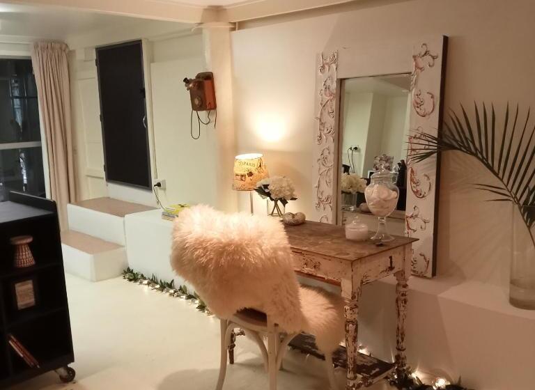 Номер Стандарт, Bronnies Place