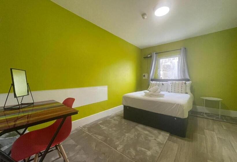 Quarto Estandar Banheiro Compartilhado, Neon 160