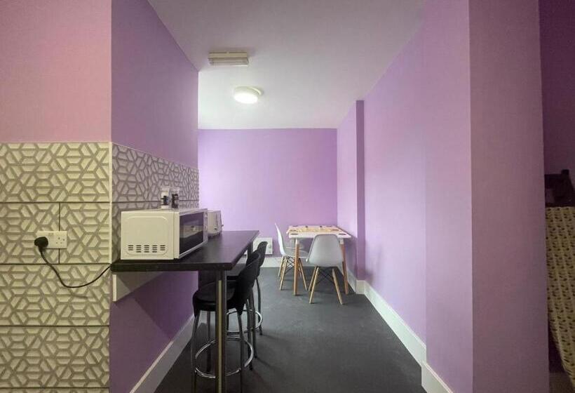 Quarto Quadruplo Estandar Banheiro Compartilhado, Neon 160