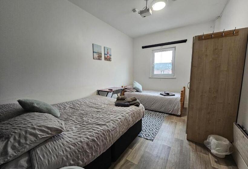 Quarto Triplo Estandar Banheiro Compartilhado, Neon 160