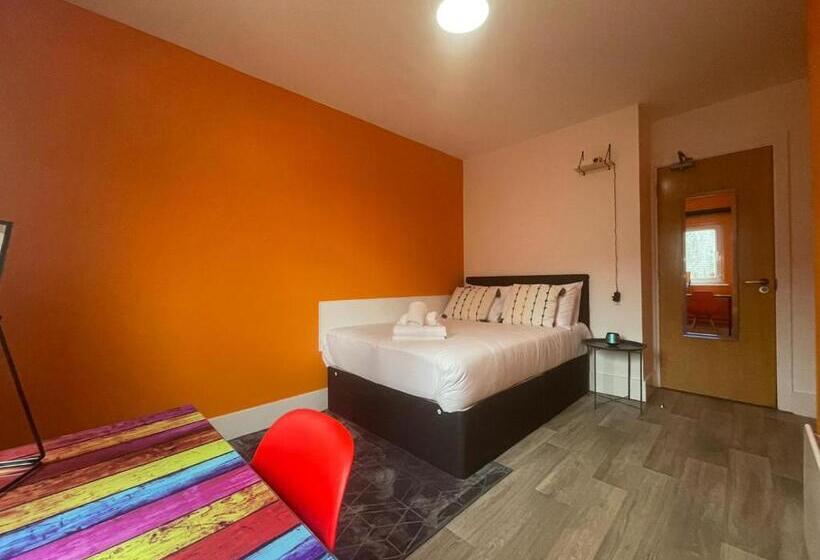 Quarto Estandar Banheiro Compartilhado, Neon 160