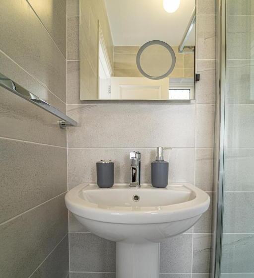 Quarto Estandar, Five Ferns House