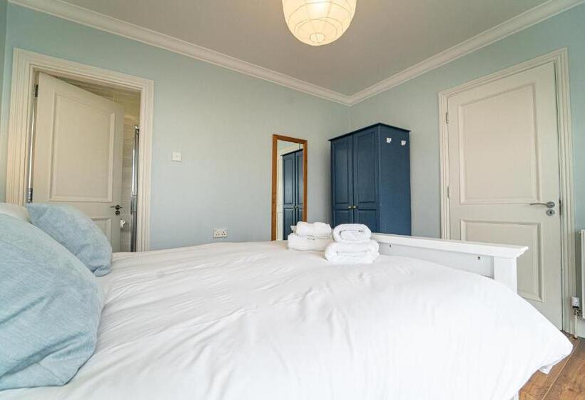 Quarto Estandar, Five Ferns House