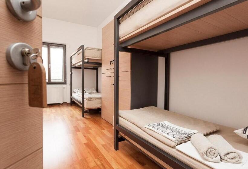 标准四人间共用浴室, Hostel Situla