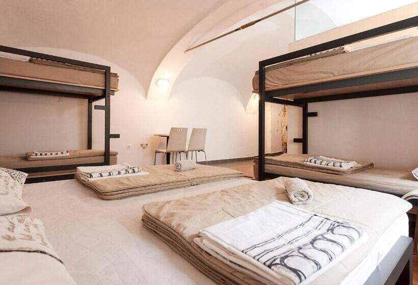 四人标准间, Hostel Situla