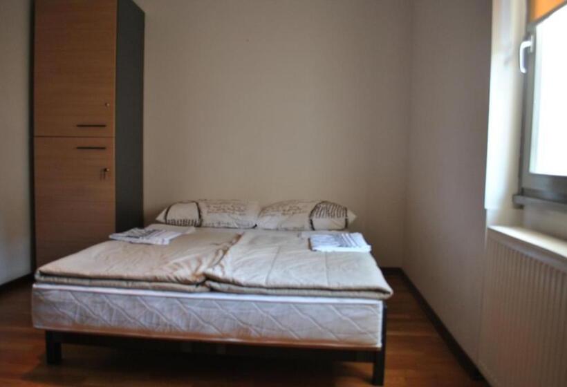 带共用浴室的标准房间, Hostel Situla