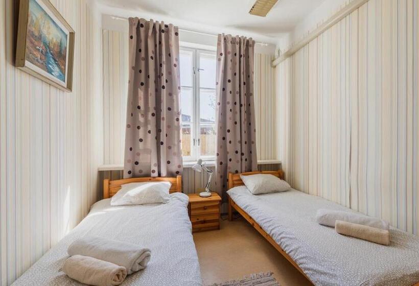 اتاق استاندارد چهارنفره با سرویس بهداشتی مشترک, Kuressaare Central Hostel
