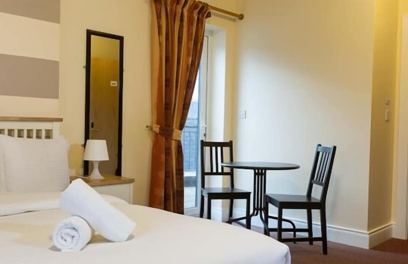 اتاق استاندارد سه نفره, Rowan Tree Hostel