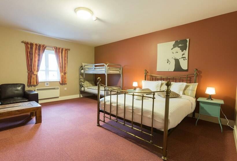 اتاق استاندارد سه نفره, Rowan Tree Hostel