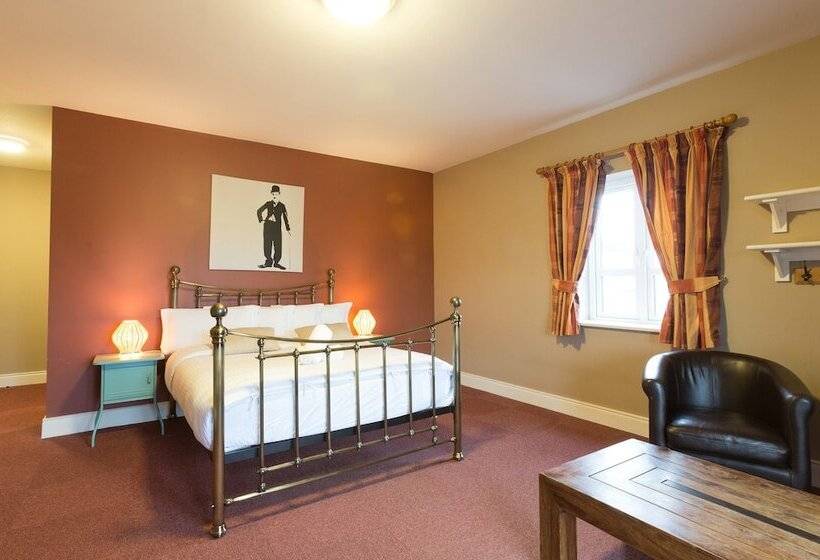 اتاق استاندارد سه نفره, Rowan Tree Hostel
