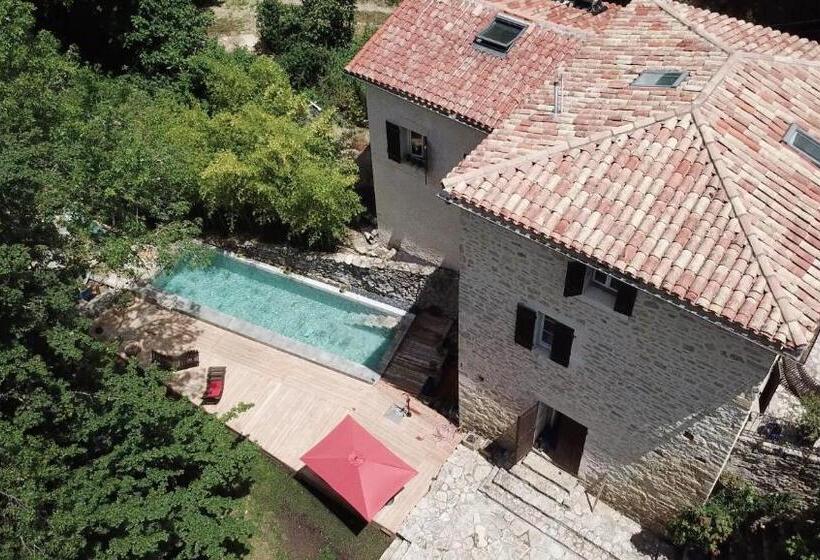 Quarto Estandar, Moulin Bas, Prés De La Rivière