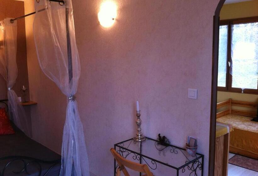 Семейный Номер Вид на Сад, Chambre D Hôtes La Cavaille