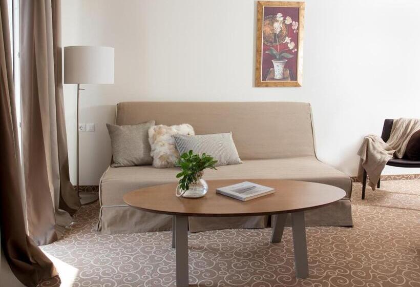 اتاق خانوادگی, Chloe Luxury