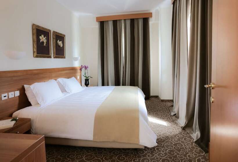 اتاق خانوادگی, Chloe Luxury