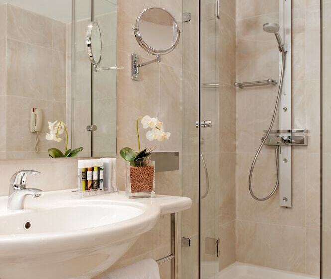 اتاق خانوادگی, Chloe Luxury