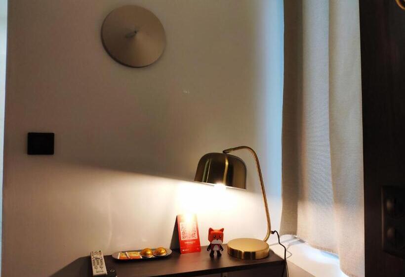 Quarto Estandar, Rosie S Club