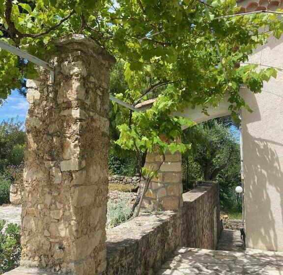سوییت خانوادگی, Domaine Des Encourdoules