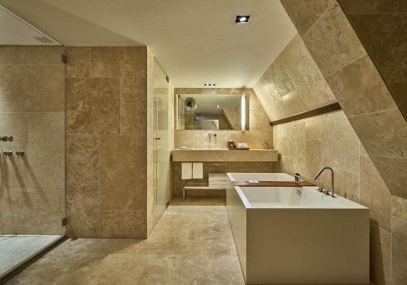 Junior Suite, Conservatorium