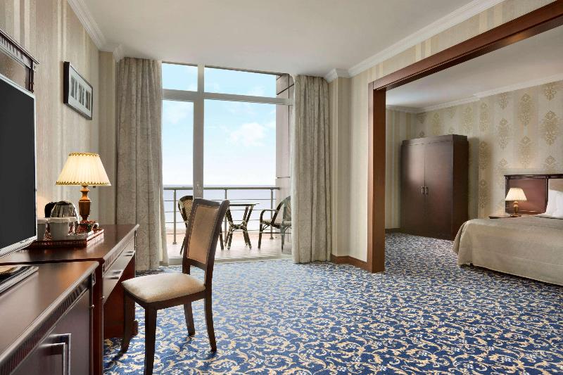 اتاق استاندارد با چشم‌انداز دریا, Ramada By Wyndham Baku