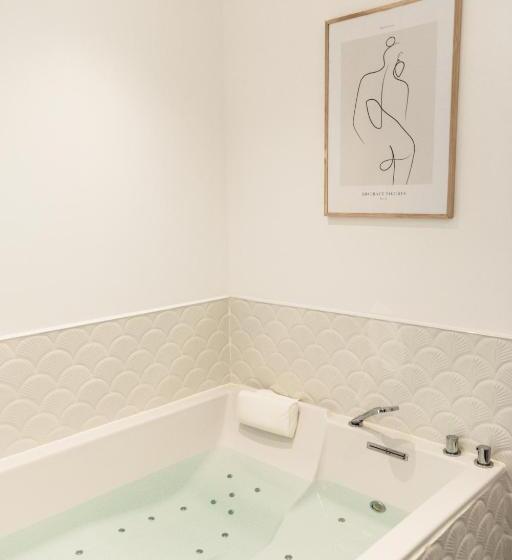 سوئیت با وان آب گرم, Maison 1634   Parking, Petit Dejeuner Compris, Proche Centre, Climatisation, Piscine