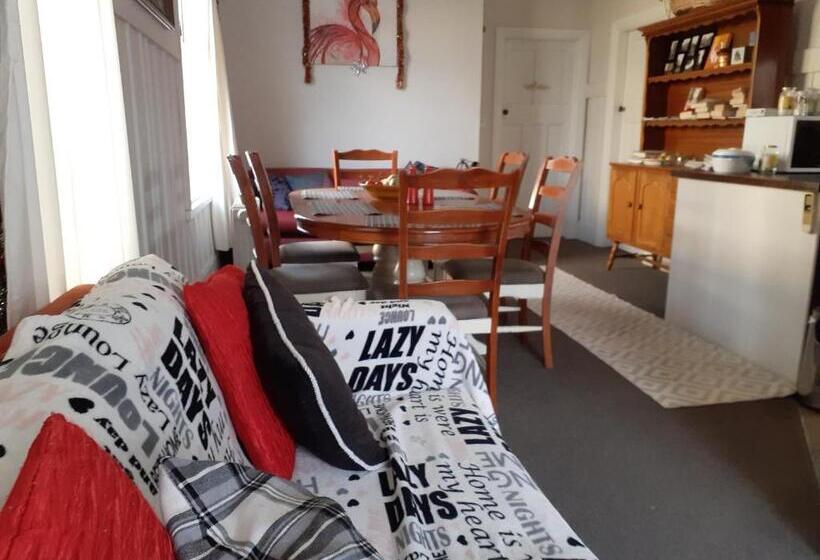 חדר משפחתי, Intrepid Bed & Breakfast