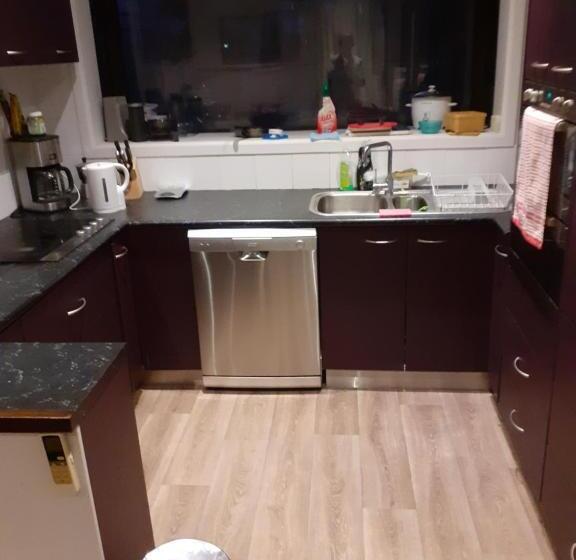 חדר משפחתי, Intrepid Bed & Breakfast