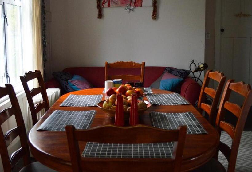 חדר משפחתי, Intrepid Bed & Breakfast