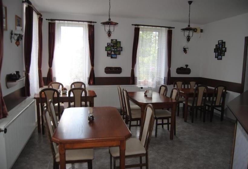 Quarto Triplo Estandar com Sacada, Penzion Pod Hamižnou