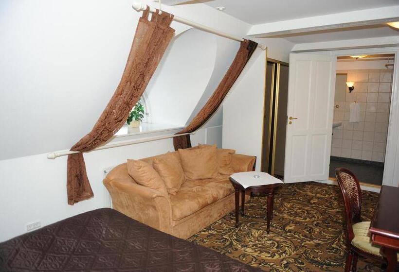 غرفة قياسية ثلاثية, Tyrstrup Kro