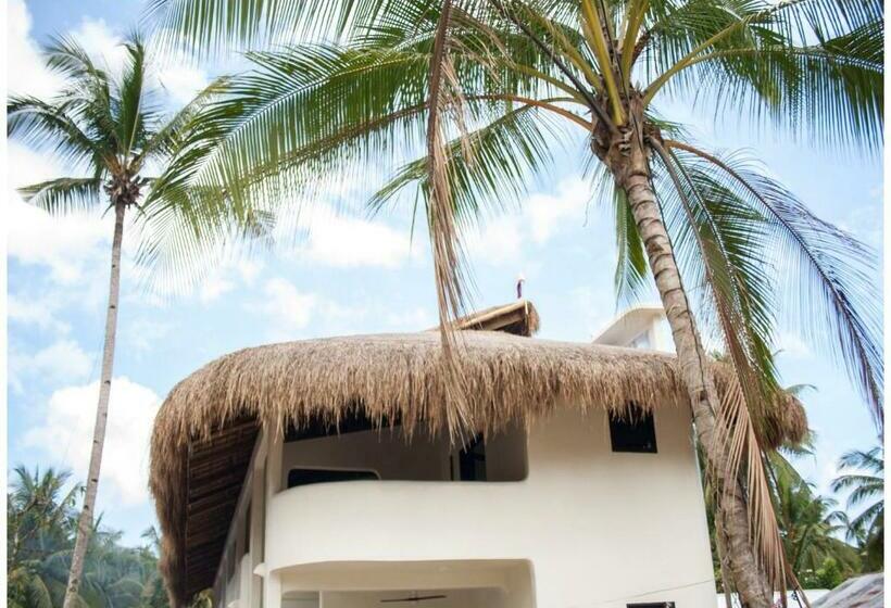 اتاق لوکس با بالکن, Parrots Boutique Resort