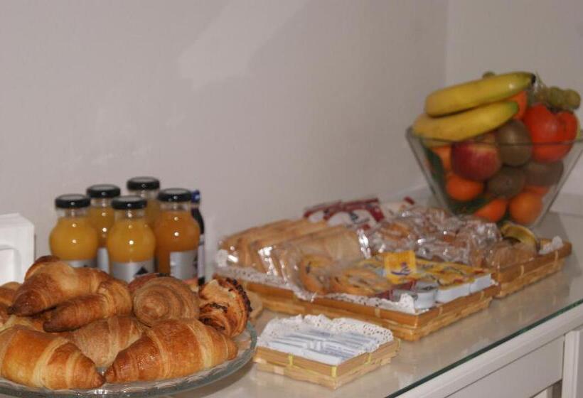 Четырехместный Номер Стандарт, La Dama&breakfast