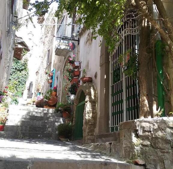 اتاق لوکس چهار تخته, Kirillos In Cilento