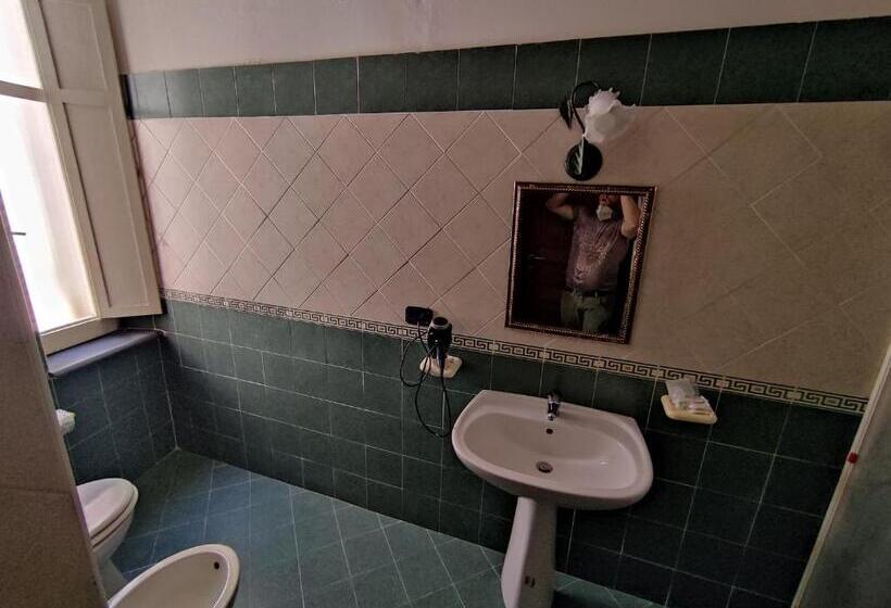 اتاق لوکس چهار تخته, Kirillos In Cilento