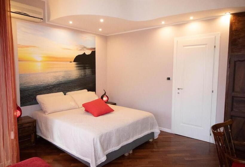Standard room with outdoor bath, La Casa Di Adele Cagliari