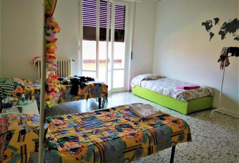 تختخواب در اتاق مشترک, The Homestay   Arezzo