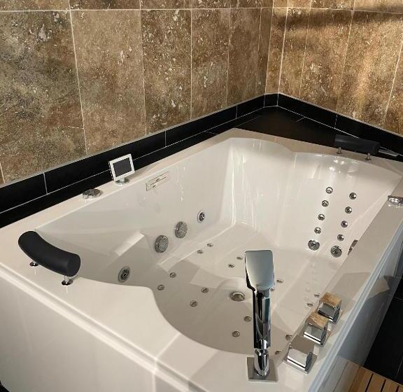 Люкс с гидромассажем, Logis Hotel Restaurant Spa Les Oliviers