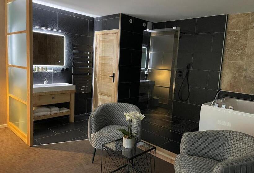 Люкс с гидромассажем, Logis Hotel Restaurant Spa Les Oliviers