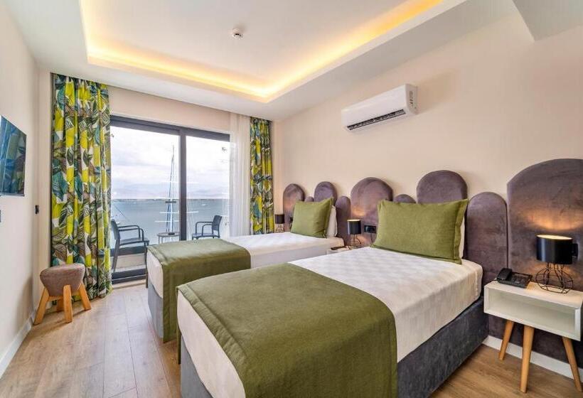 Quarto Quadruple Standart com Varanda, Ece Marina Suites