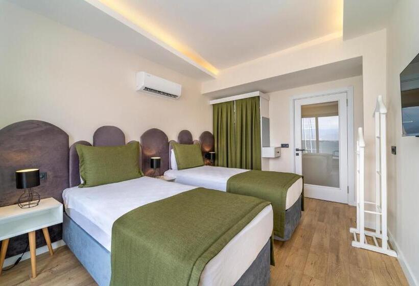 Quarto Quadruple Standart com Varanda, Ece Marina Suites