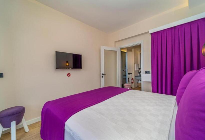 اتاق استاندارد چهارنفره با بالکن, Ece Marina Suites