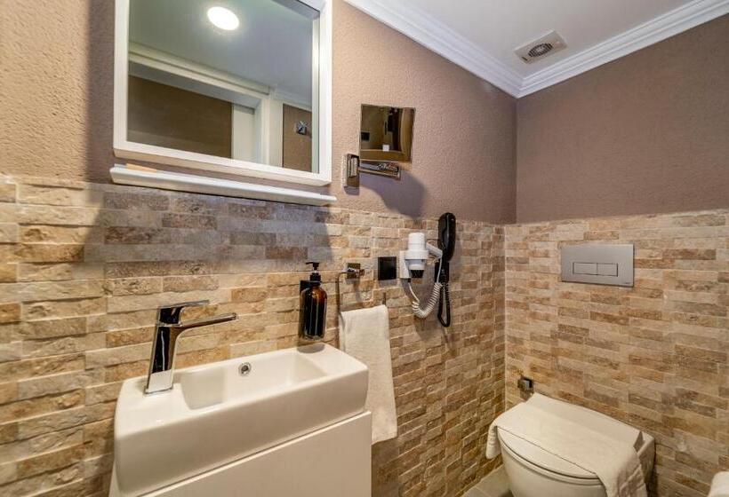 Quarto Basic, Ece Marina Suites