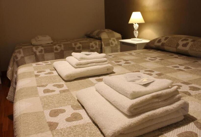اتاق سه‌نفرۀ استاندارد با سرویس بهداشتی بیرون از اتاق, B&b Villa Dei Cigni Reali