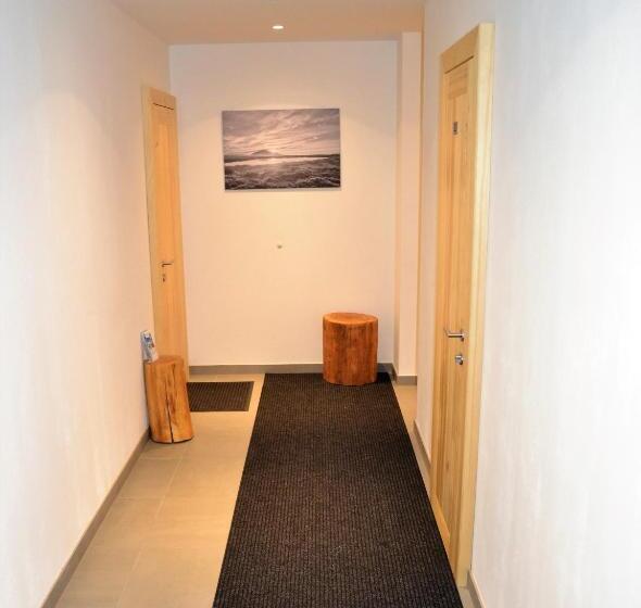 آپارتمان 1 خوابه, Residence Post