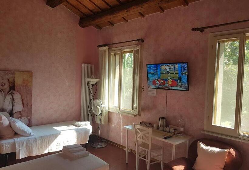 Стандартный внешний трехместный номер с ванной комнатой, La Casa Di Pilar