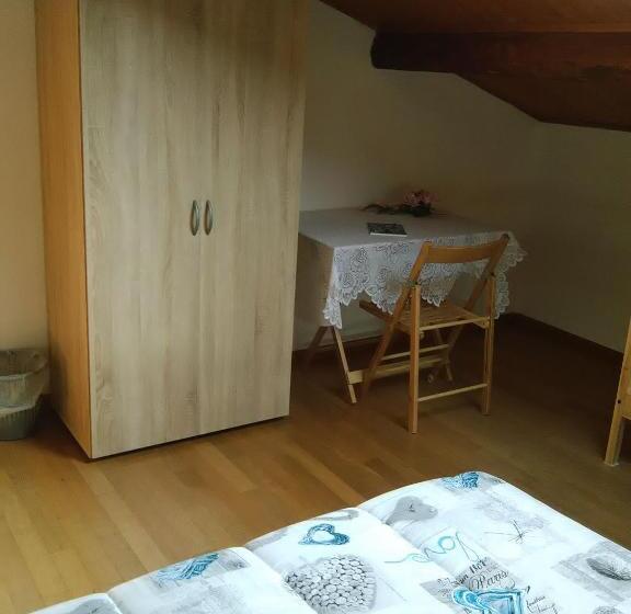 اتاق ساده سه‌ نفره, B&b Tisoi
