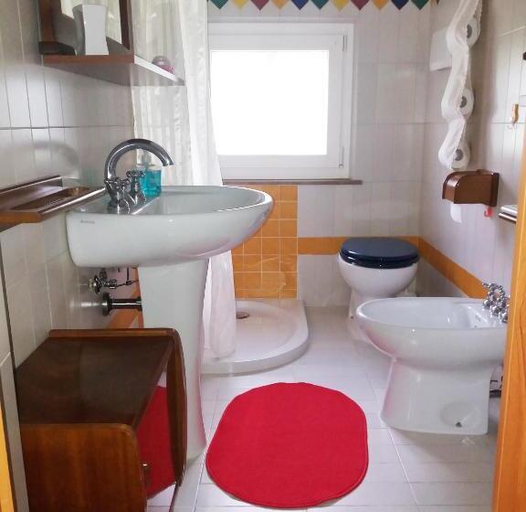 اتاق ساده سه‌ نفره, B&b Tisoi