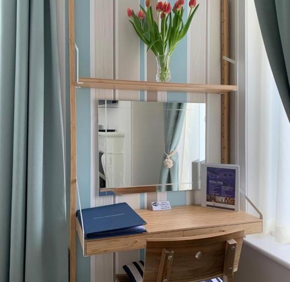 Номер Deluxe, Holly Trees