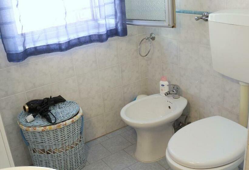 اتاق استاندارد سه تخته با بالکن, B&b La Murina