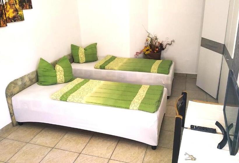 חדר אקונומי, Hostel Maros