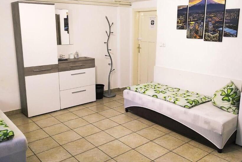 חדר סטנדרטי לארבעה עם חדר אמבטיה משותף, Hostel Maros